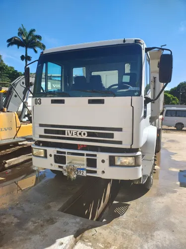 Caminhão Iveco traçado 6x4 caçamba basculante