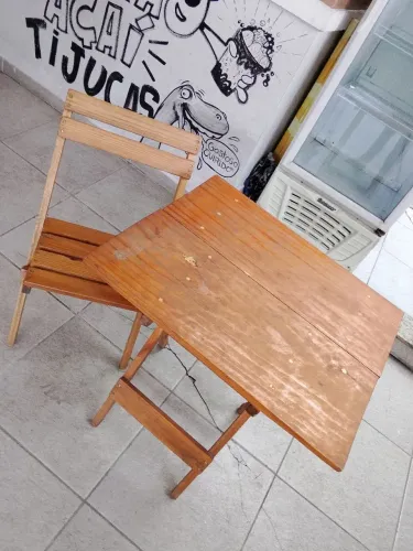Mesa e cadeiras de madeira