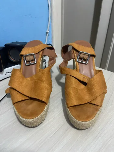 Via Mia - Sandália Anabela Alta Tiras de Couro