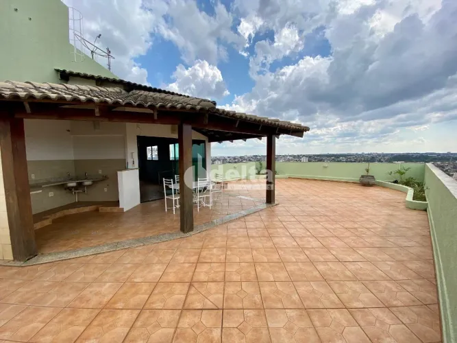 Cobertura com 4 quartos sendo 3 suítes disponível para locação no bairro Martins em Uberlâ