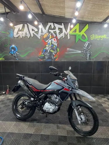Vendo esta moto toda em dia só no ponto de transferência ano 2025 zap *