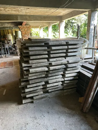 Formas de muro de concreto e mourões de concreto