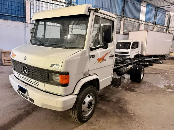 Caminhão Mercedes 710, muito novo!!!