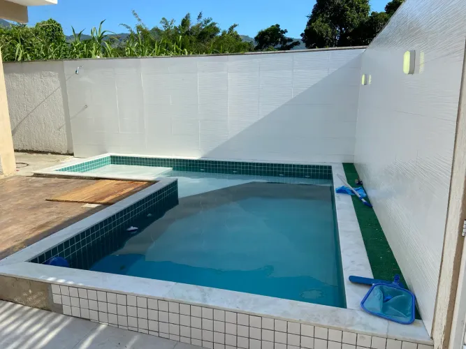 Casa com Piscina em Condomínio Fechado - Lameirão Pequeno | 2 Quartos + Suíte com Closet