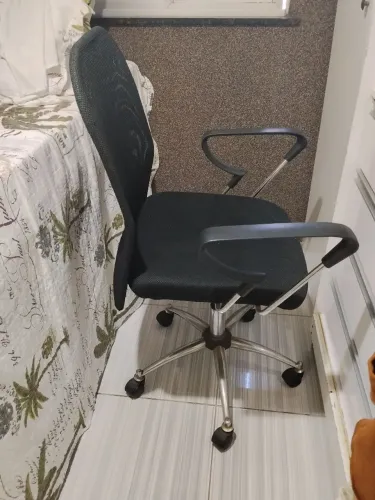 Cadeira de escritório em bom estado de conservação.