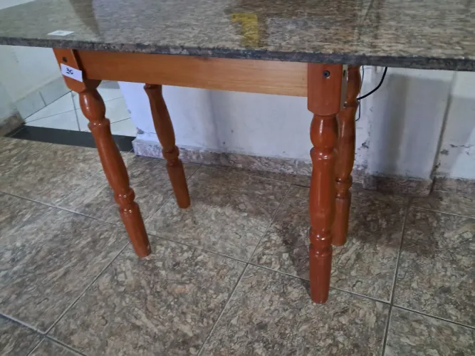 Movel aparador com.pes torneado