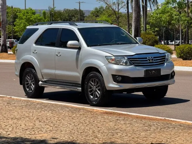 Toyota Hilux SW4 SR 4X2 2.7/ 2.7 Flex 16V Aut. 2013