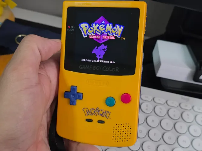 Gameboy Color com Tela AMOLED e carcaça Pokémon totalmente revisado