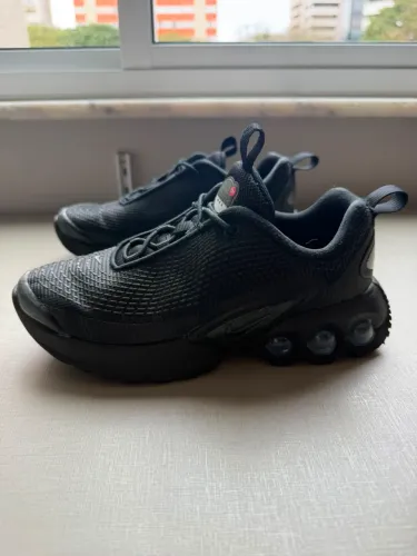 Nike Air Max DN na cor preta - tam. 32 BR praticamente sem uso