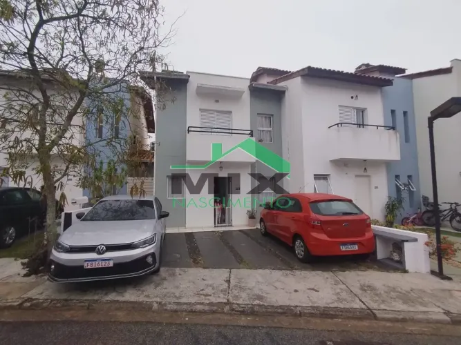 Casa em Condomínio Clube com 3 Quartos (1 Suíte), Lareira, Churrasqueira, Mezanino e 3 Vag