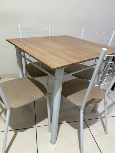 Mesa + 4 cadeiras
