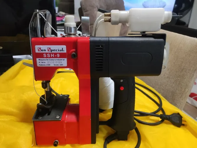 Máquina de costura portátil para fechamento de sacaria