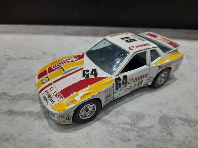 Porsche 924 Turbo - Escala 1:24