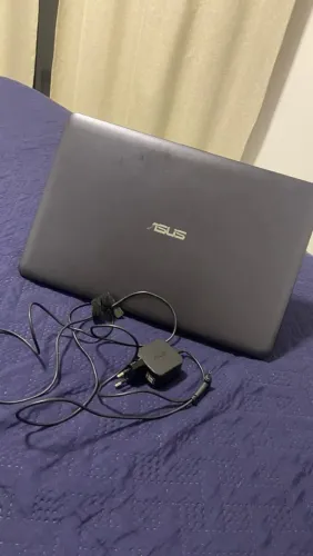 Notebook ASUS VivoBook funcionando perfeitamente