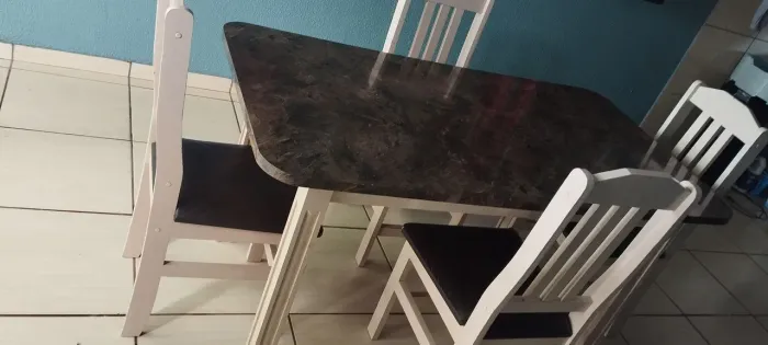Mesa pra 6 cadeiras mas está com 4 