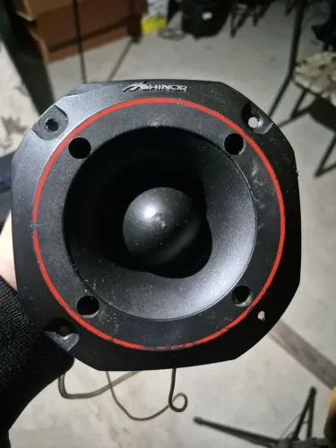 Hinor SH320, 8 ohms, com 120 W RMS (1000 W PMPO), fabricado em 2002.