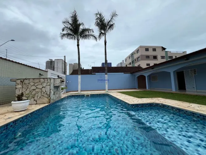 OPORTUNIDADE ! CASA COM PISCINA 320 M2 NO CAIÇARA A 200 METROS DA PRAIA !