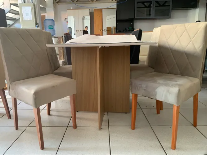 Mesa de 4 cadeiras 