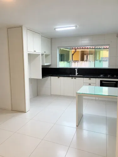 Apartamento térreo para alugar anual - Carianos, Florianópolis/SC