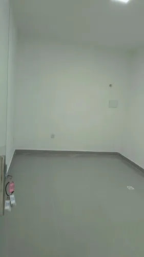 Sala comercial na Avenida das Palmeiras, Parque Rio Branco.