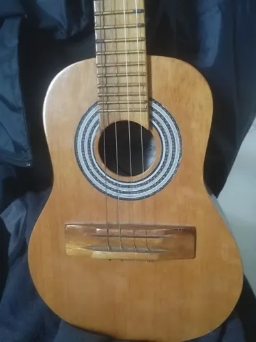 Cavaquinho semi-novo, com cordas novas e já regulado