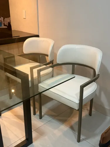 Poltronas Cadeiras de couro sintético branco e base de metal