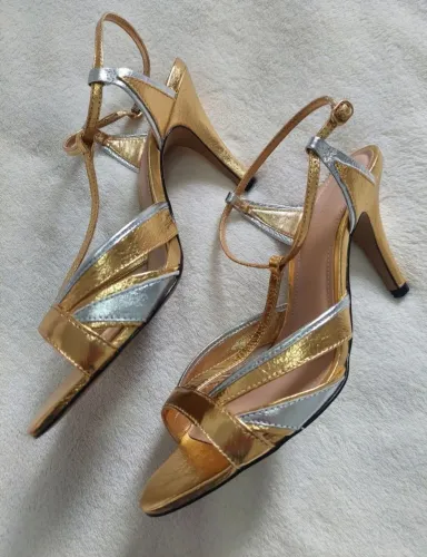 Sandália Arezzo Couro Dourada/Prateada. Salto alto fino 9cm. Tamanho 38. Nova.