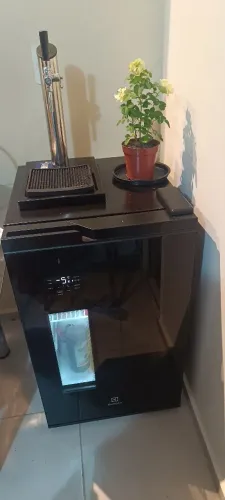 Cervejeira Electrolux com choperia.
