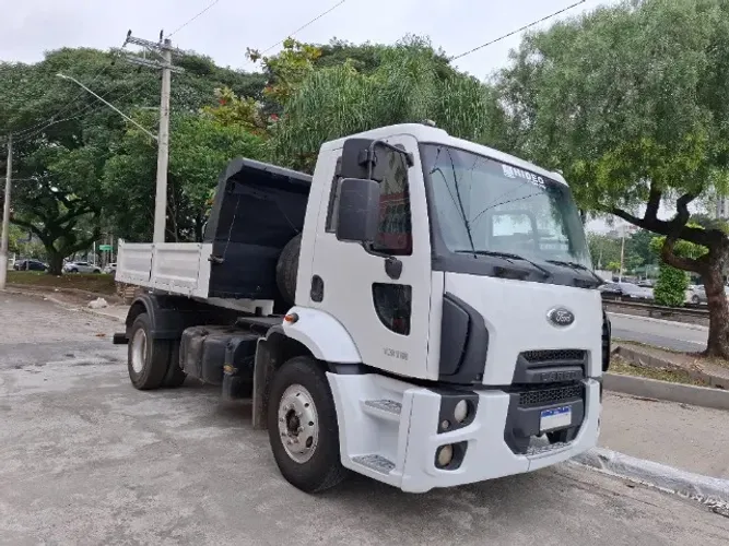 Cargo 1319 Cacamba Basculante