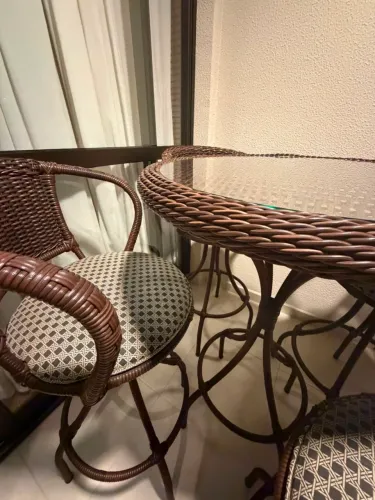 Mesa bistrô com 4 banquetas