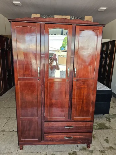 Guarda roupa conservado de pinho
