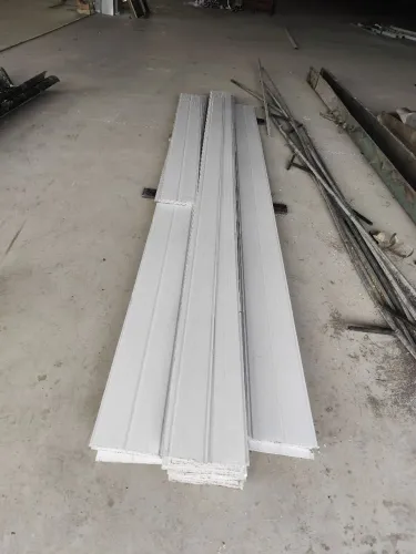 Forro de PVC 25 peças  medindo 4.80 a 4.50 e 4 peças medindo 2.00 metros 