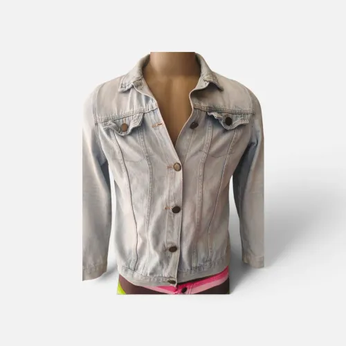 Jaqueta jeans tradicional modelo clássico, cor azul clara desbotada, 100% algodão Tam M