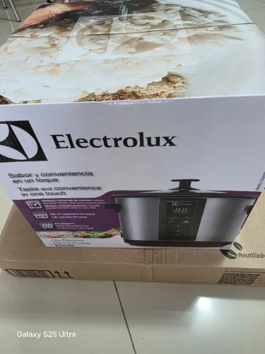 Panela Elétrica Multiuso Electrolux Chef ECC20 Digital 1,8 Litros Preta/Inox, Nova
