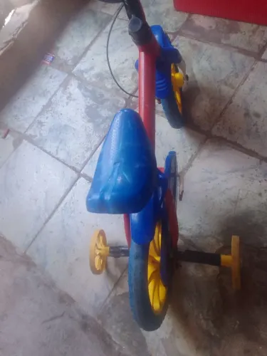 Bicicleta infantil para crianças, falatando apenas os pedais