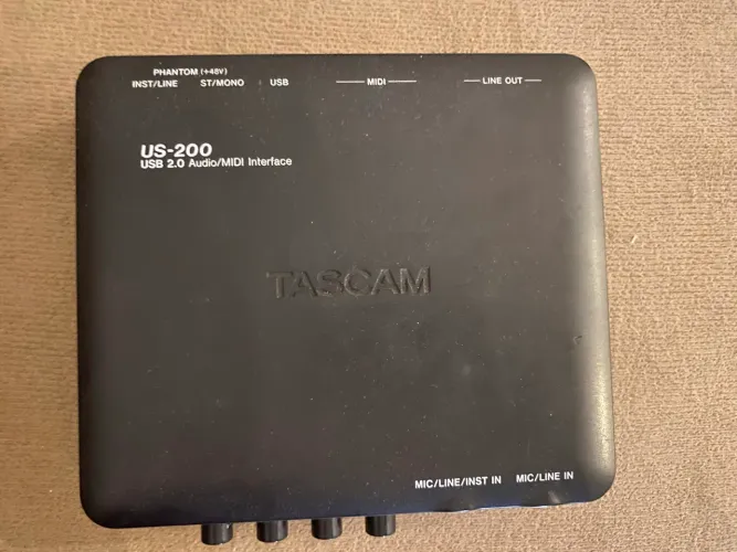 INTERFACE DE ÁUDIO TASCAM US 200 - Estúdio USB mídi