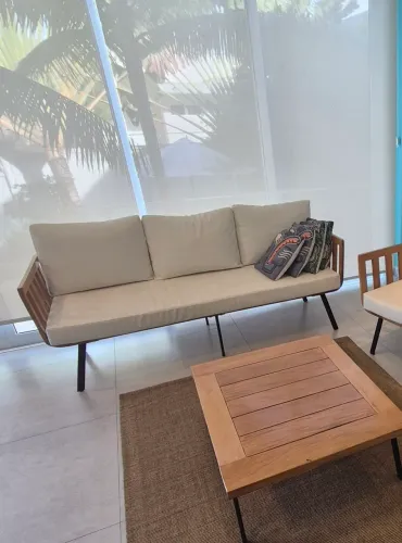 Sofá 3 lugares e mesa de centro para área gourmet