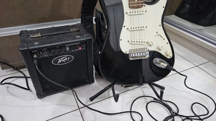 Cubo Peavey Backstage II + Guitarra Memphis + Suporte Ibox + Capotraste + Cabo
