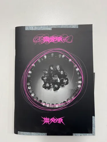 STRAY KIDS Álbum ROCKSTAR com poster