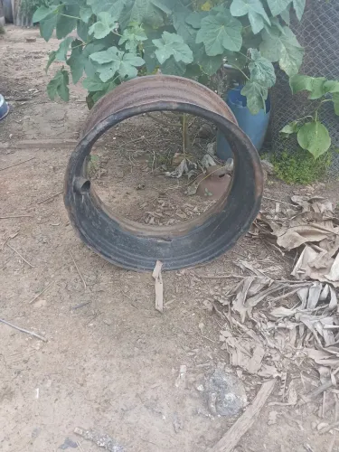 Vendo uma roda para trator  aro 34 em bom estado 