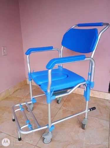 Cadeira de banho com sanitária