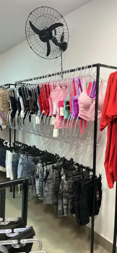 Araras industrial para loja de roupa