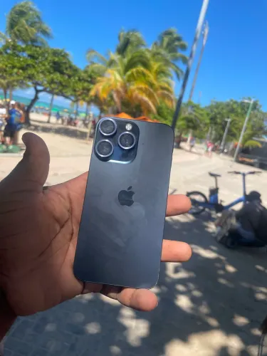 iPhone XR na carcaça do 15 Pro Max