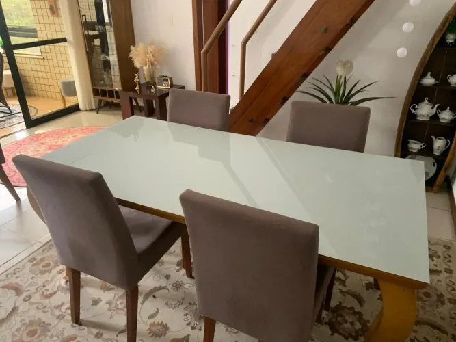 Vende mesa de 6 cadeiras no Buritis