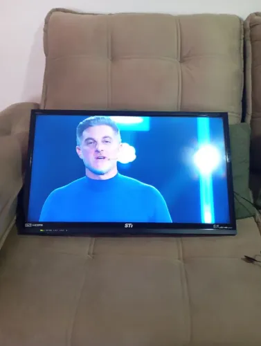 Vendo TV 32 polegadas R$350,00 (funcionando perfeitamente)