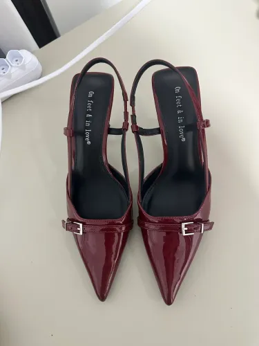 Vendo sandália vinho tamanho 35 nova