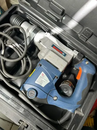 Martelete perfurador e rompedor da marca Bosch Potência 900w. Novo usado nenhuma vez.