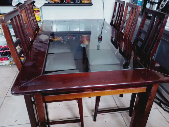 Mesa de imbuía com vidro e 6 cadeiras