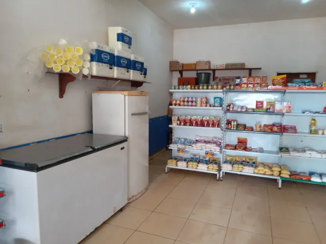  Vende-se comércio em funcionamento, o ponto  é alugado. Contato  * 