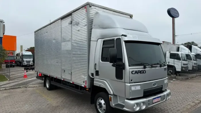 Cargo 815 Bau 7 metros